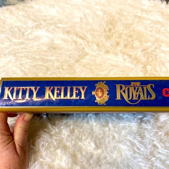 THE ROYALS Kitty Kelly QUEEN ELIZABETH The CROWN PRINCESS DIANA HARDBACK… - Picture 5 of 10